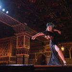 Artista bailando flamenco en un teatro del centro de Madrid, espectáculo cultural cerca de Mola! Suites.