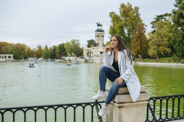 Persona relajándose en el Parque del Retiro, a pocos minutos de Mola! Suites Madrid, apartamentos turísticos en el centro de Madrid