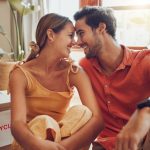 Pareja relajándose en un apartamento durante una escapada a Madrid