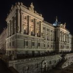 Palacio Real de Madrid iluminado durante una noche de actividades y excursiones por la ciudad