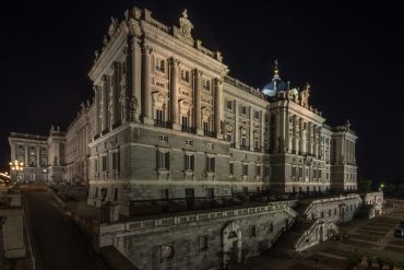 Palacio Real de Madrid iluminado durante una noche de actividades y excursiones por la ciudad