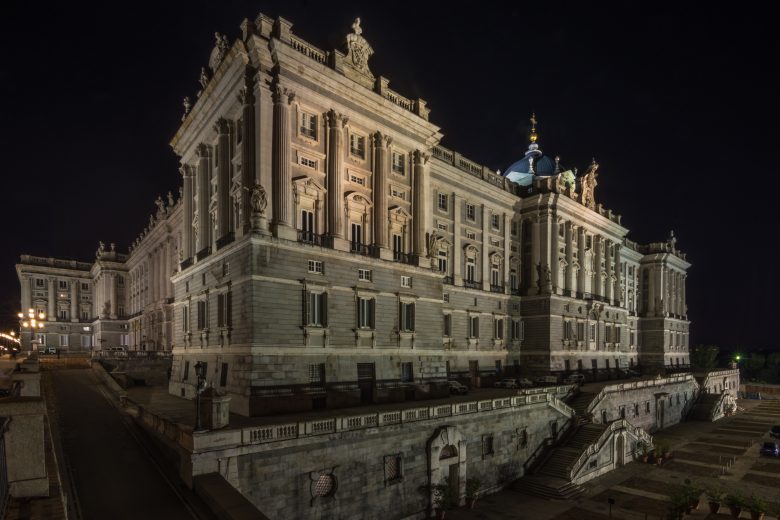 Palacio Real de Madrid iluminado durante una noche de actividades y excursiones por la ciudad