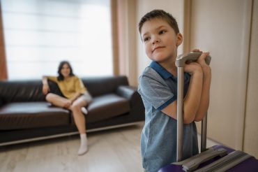 Familia llegando a Madrid con niños para disfrutar de actividades y experiencias en la ciudad