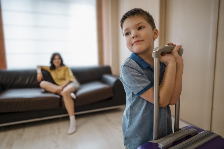 Familia llegando a Madrid con niños para disfrutar de actividades y experiencias en la ciudad