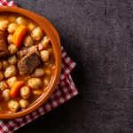 Receta de cocido madrileño tradicional durante una estancia en Madrid
