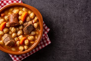 Receta de cocido madrileño tradicional durante una estancia en Madrid