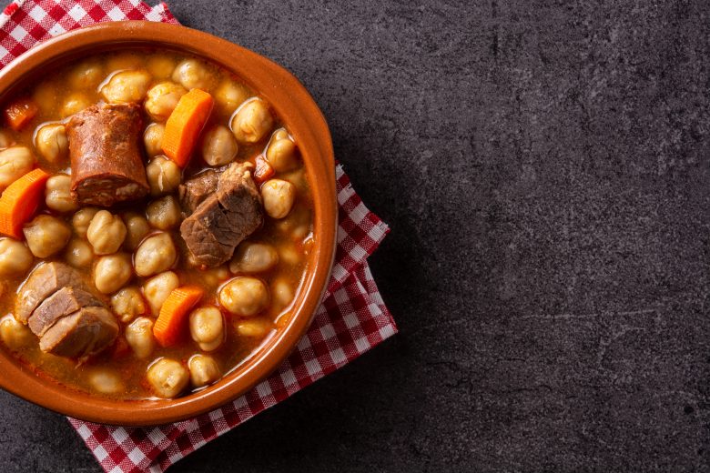 Receta de cocido madrileño tradicional durante una estancia en Madrid